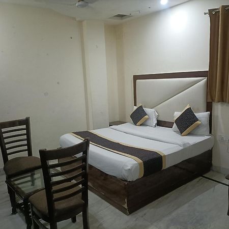 Hotel Ringer New Delhi Bagian luar foto